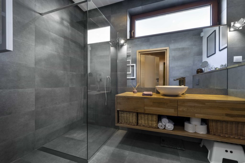 Modernes Badezimmer mit einer Glasdusche in München