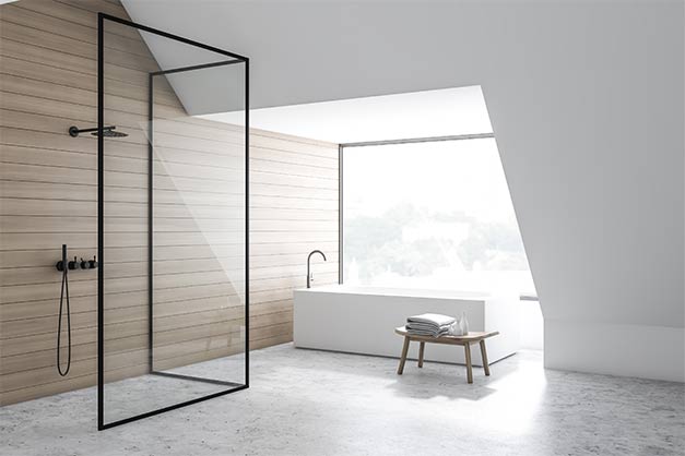Badezimmer mit einer schwarzen Glasdusche und einer frei stehenden Badewanne in München